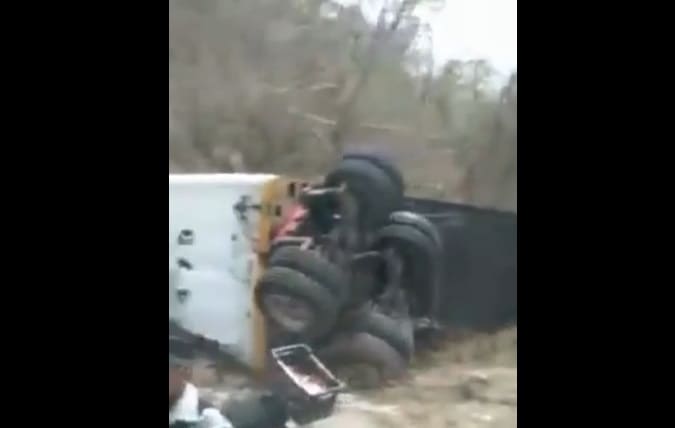 Vuelca tráiler de abarrotes y pobladores y automovilistas hacen rapiña cerca de Chunhubub