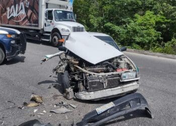 Aparatoso choque entre taxi y camión deja una persona lesionada en el Arco Vial de Cancún