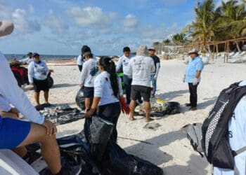 CON LIMPIEZA DE PLAYAS Conmemoran en Tulum el día mundial de la gente de mar