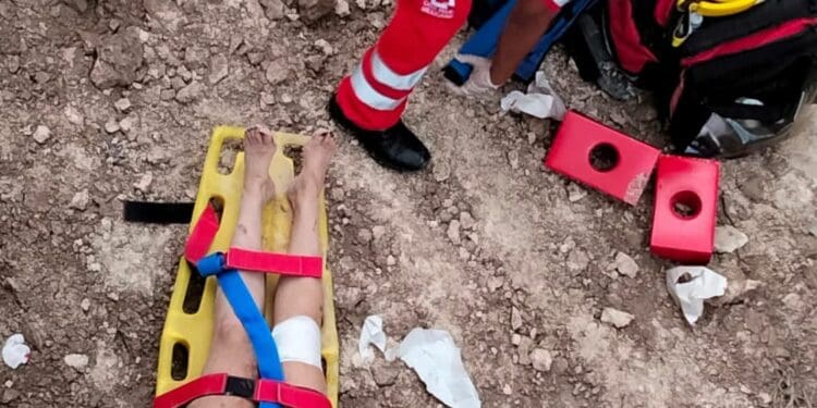 Hotel La Amada deja zanja de tres metros sin señalar; turista cae en su interior