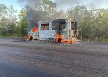 Incendio calcina combi foránea en carretera Chetumal-Mahahual