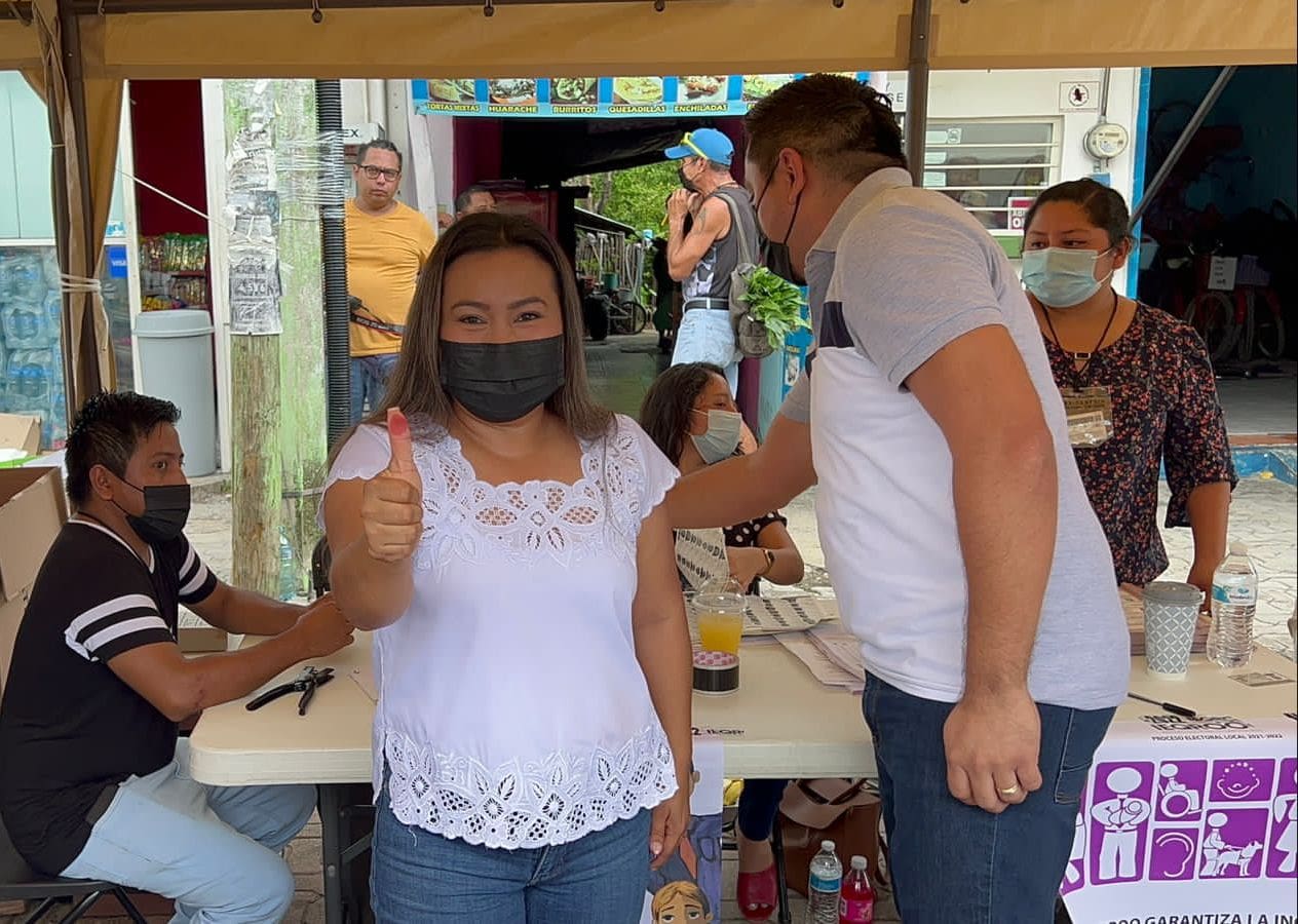 Silvia Dzul emitió su voto este día en la cabecera municipal de su natal Tulum