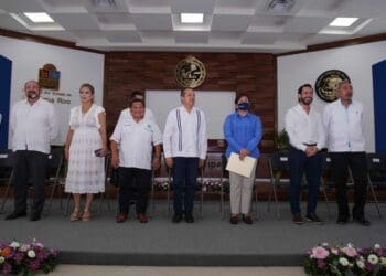 Carlos Joaquín entrega obras viales, certificados a taxistas y sellos de calidad turística a solidarenses