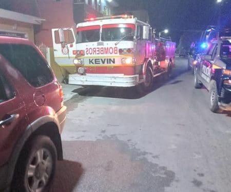 Desconocidos prenden fuego a dos autos estacionados en una casa en Chetumal