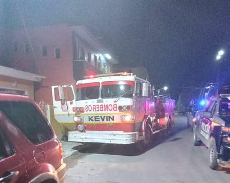 Desconocidos prenden fuego a dos autos estacionados en una casa en Chetumal