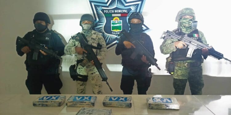 Encuentran en playa de Tulum 5 paquetes con presunta cocaína