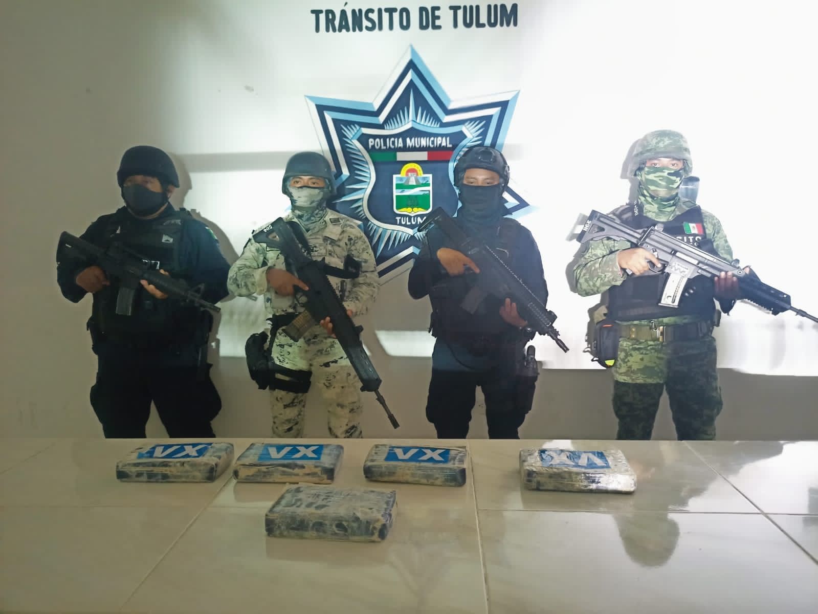 Encuentran en playa de Tulum 5 paquetes con presunta cocaína