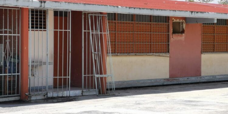 Arranca mantenimiento para últimas 40 escuelas vandalizadas en Quintana Roo