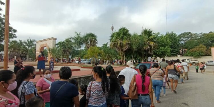 Largas filas en José María Morelos para vacunación anticovid a niños de 5 a 11 años