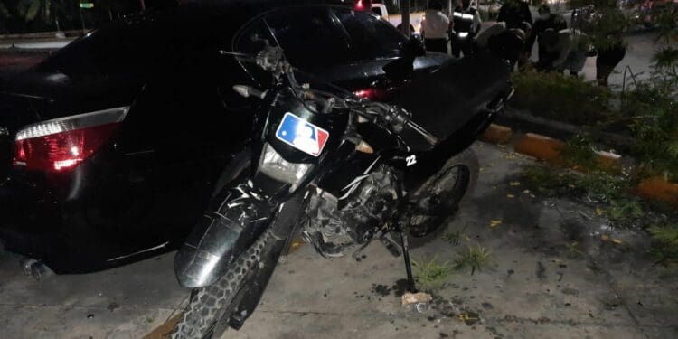 Motociclista pierde la vida tras chocar aparatosamente frente a la Plaza Hong Kong de Cancún