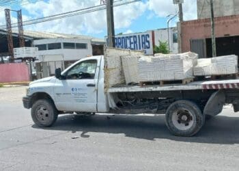 Muere motociclista al estrellarse contra volquete en la avenida José López Portillo de Cancún