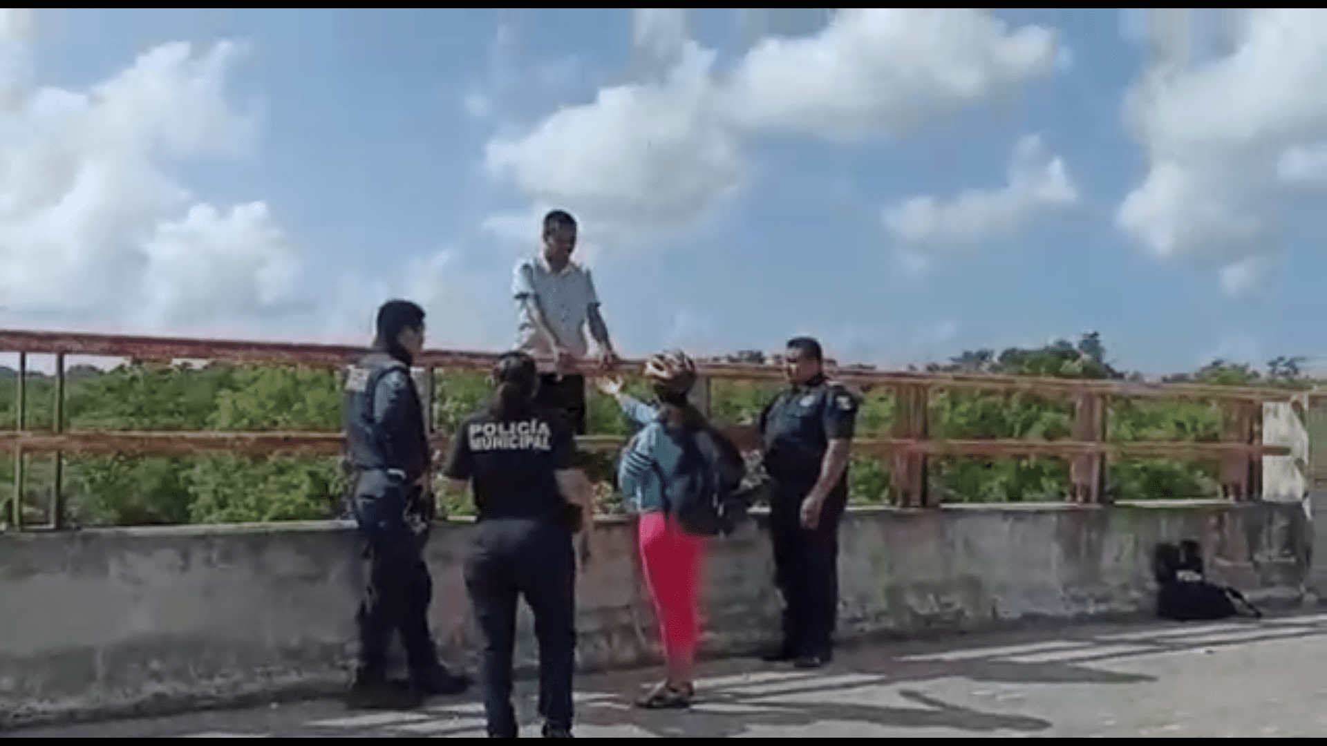Policías salvan a suicida que se quería lanzar del puente de la Colosio en Playa del Carmen