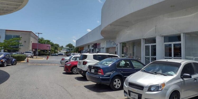 Por robos constantes, 'enrejan' mobiliario de baños públicos en plazas de Cancún