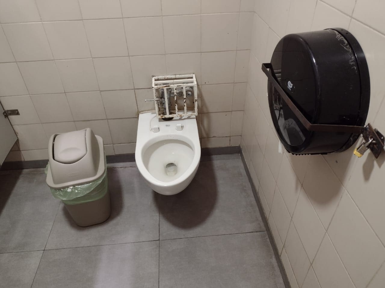 Por robos constantes, 'enrejan' mobiliario de baños públicos en plazas de Cancún