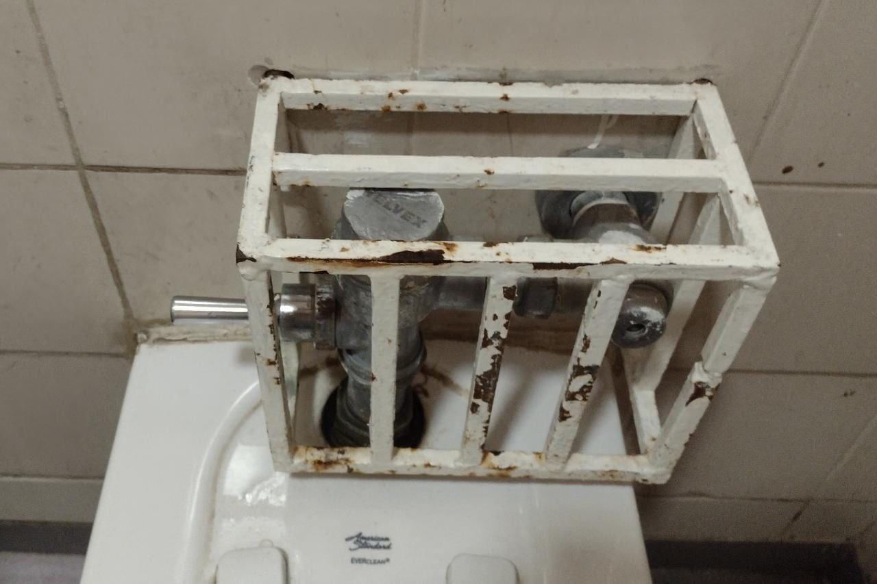 Por robos constantes, 'enrejan' mobiliario de baños públicos en plazas de Cancún