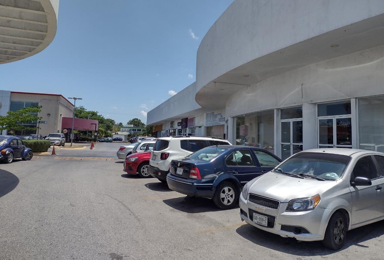 Por robos constantes, 'enrejan' mobiliario de baños públicos en plazas de Cancún