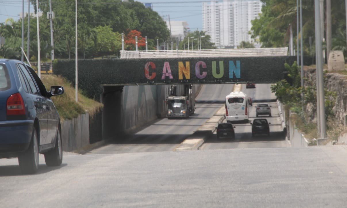 Previo a su rehabilitación, proliferan baches y montículos en el bulevar Colosio de Cancún