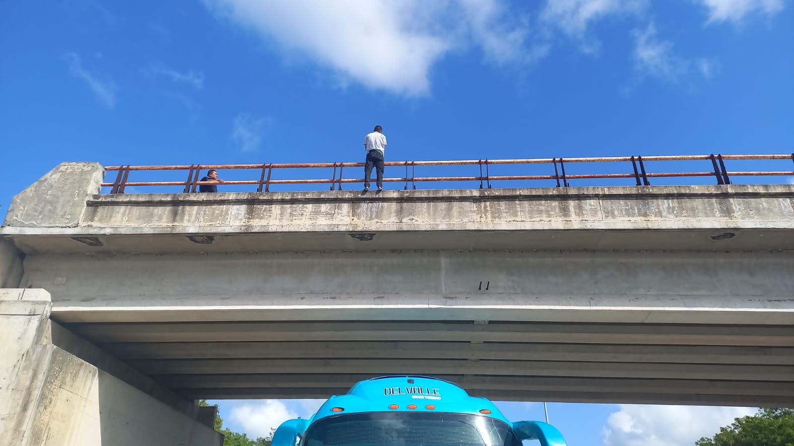 Salvan del suicidio a hombre que amenazaba con arrojarse de un puente en Playa del Carmen