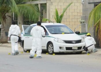 Asesinan a taxista a balazos en Cancún; un menor resultó daño colateral