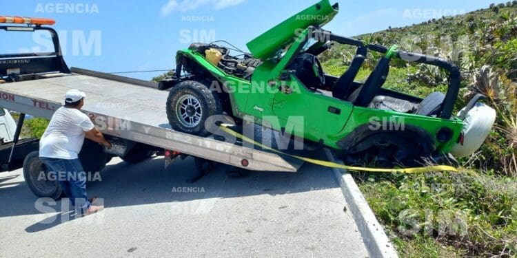 Vuelca Jeep con turistas extranjeros en Cozumel