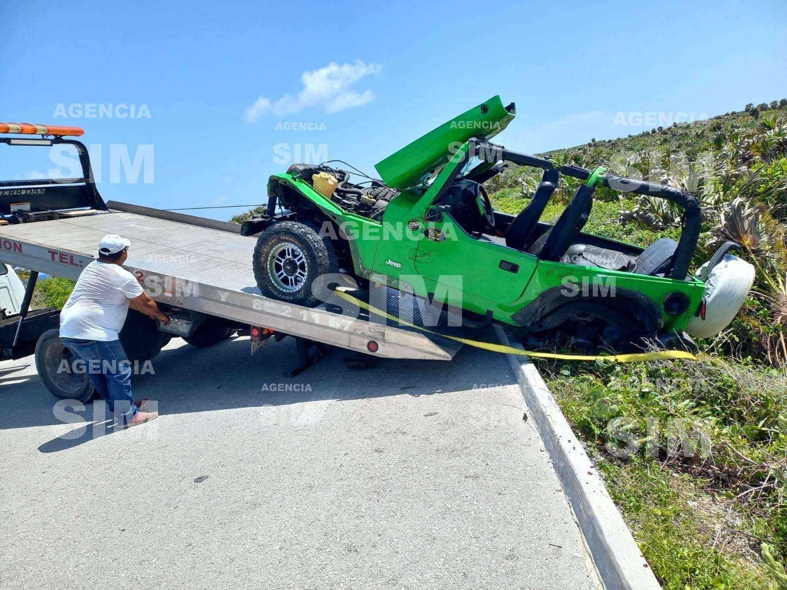 Vuelca Jeep con turistas extranjeros en Cozumel