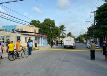 Sujeto en taxi balea a dos personas, tras riña en Cancún