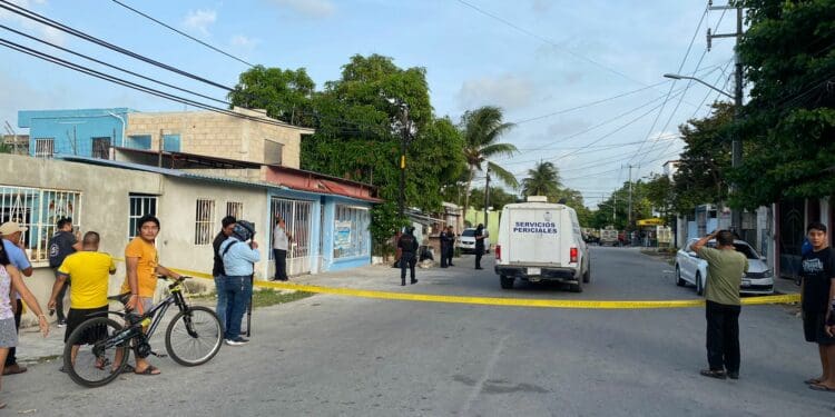 Sujeto en taxi balea a dos personas, tras riña en Cancún