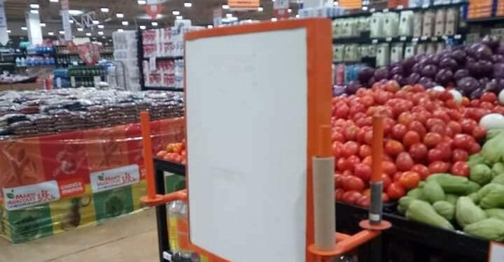 Supermercados de Cancún generan molestia en clientes por falta de bolsas para empacar frutas y verduras