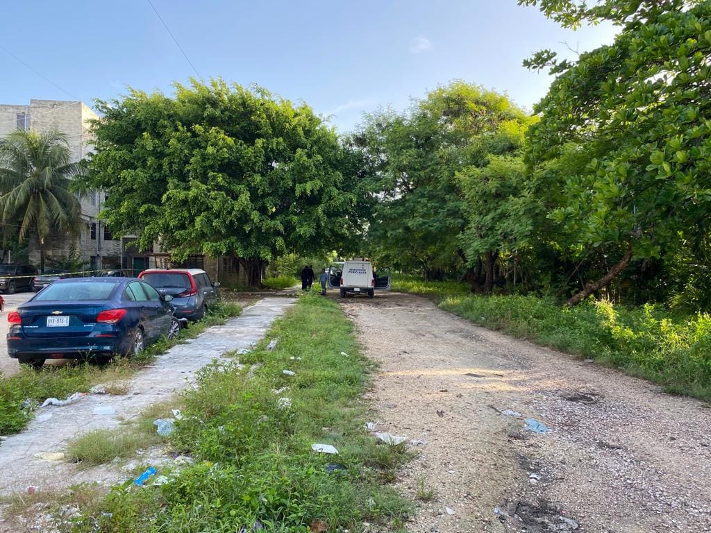 Encuentran cuerpo sin vida de presunto taxista en el fraccionamiento Corales de Cancún