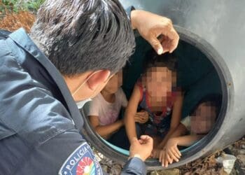 Resguardan policías a tres hermanitos abandonados en Cancún