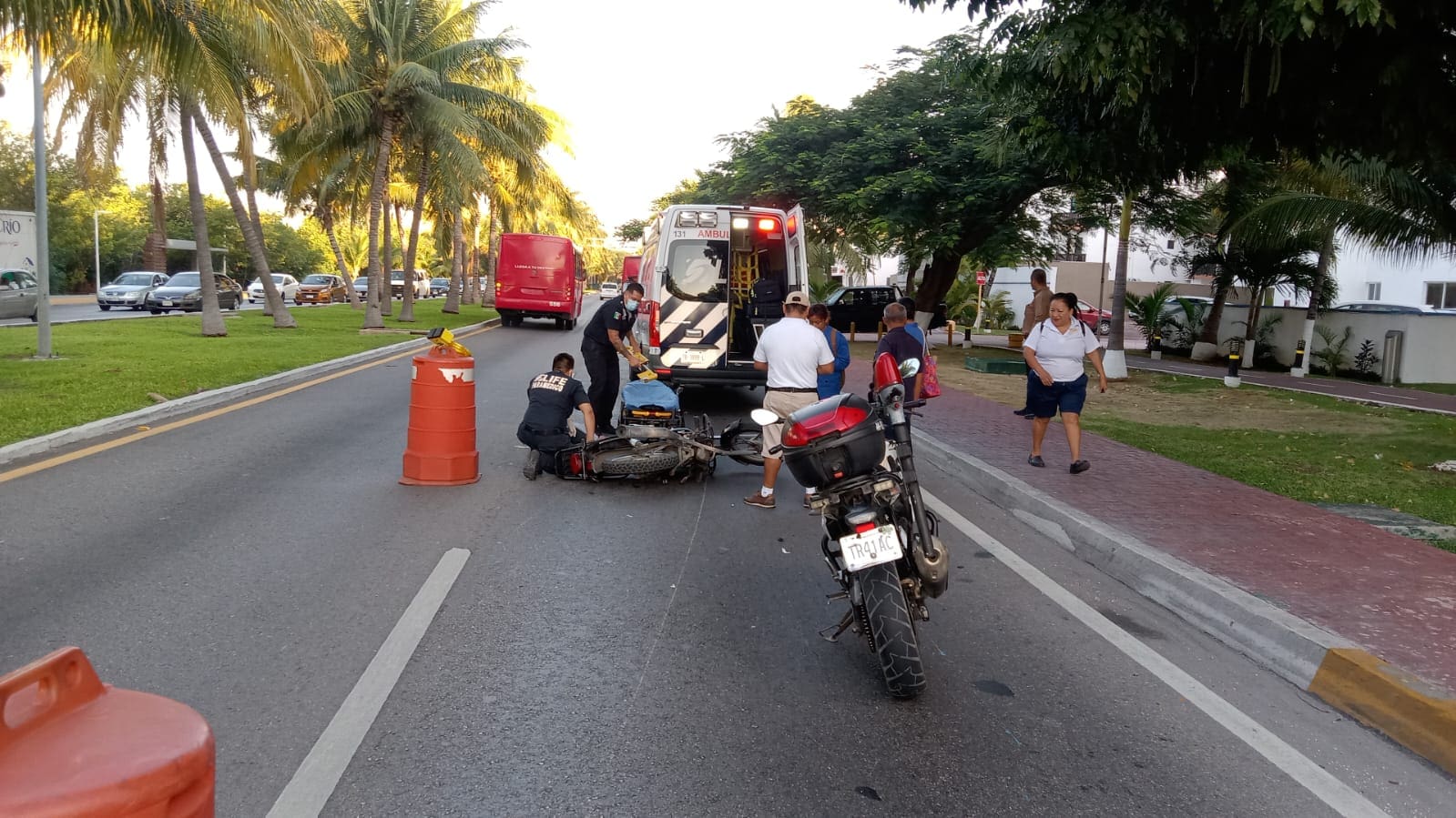 Amanece Cancún con dos accidentes protagonizados por motociclistas; hay tres lesionados