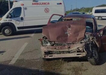 Aparatoso choque en la carretera Cancún-Playa del Carmen deja cuatro lesionados