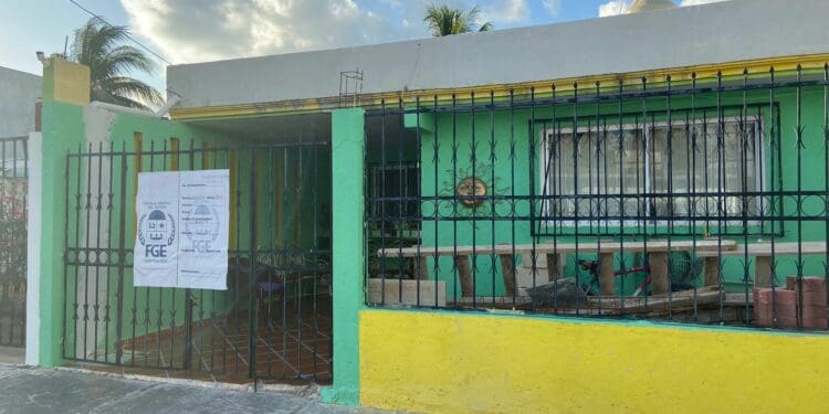 Cancún.- Un cateo a un domicilio de la Región 92 se registró la tarde de este martes, derivado de una investigación con expediente 102/06/2023. Hasta la calle 22, entre la 87 y 89, atrás de una clínica del IMSS, llegaron agentes investigadores de la Fiscalía de Quintana Roo, apoyados de policías de reacción y elementos de la Comisión Nacional Antisecuestros (Conase). De manera preliminar se informó que el sitio inspeccionado opera como aparente casa de citas, donde presuntamente mantenían retenidas menores de edad para explotación sexual. Después de un par de horas, policías ministeriales colocaron sellos de asegurado en los acceso al inmueble con las siglas de la Unidad Especializada en Delitos de Trata, Explotación y Abuso Sexual de Niñas, Niños y Adolescentes. No obstante, la Fiscalía no ha informado sobre el saldo de esta diligencia judicial