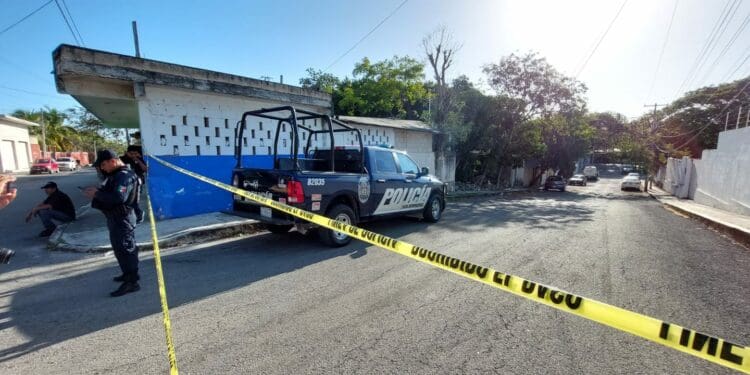 Hallan cuatro cuerpos en una camioneta en Playa del Carmen; se presume que son fiscales