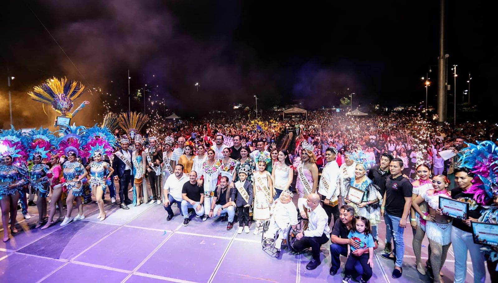 Mara Lezama comparte alegría y diversión en carnaval de Cancún