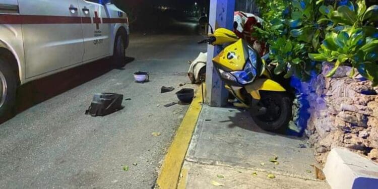 Muere motociclista al estrellarse contra un poste, en Isla Mujeres