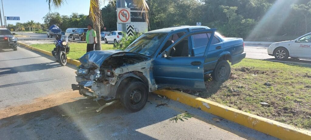 Mujer sale lesionada tras choque carretero por alcance en Playa del Carmen