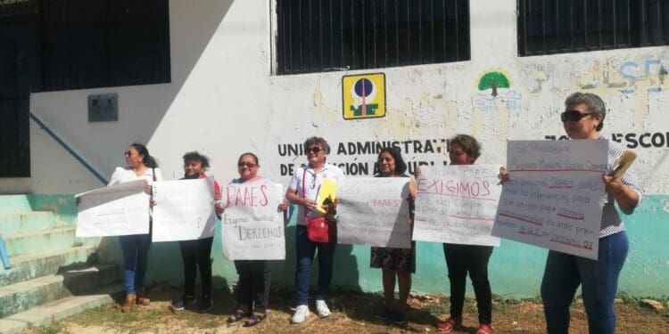 Protestan administrativos de escuelas en Lázaro Cárdenas para conocer paradero de 7 mdp en aumento salarial
