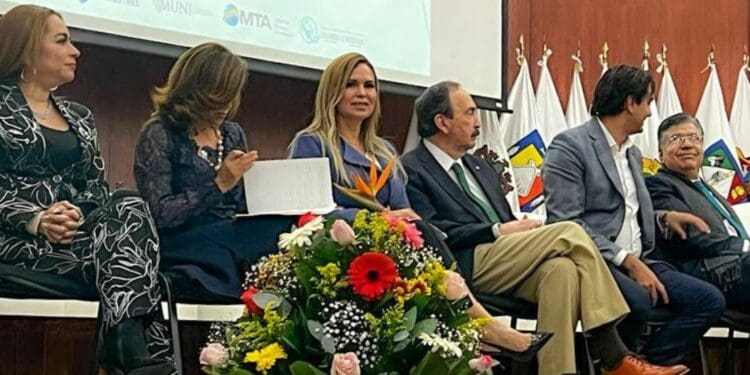 Recibe Lili Campos reconocimiento por buen gobierno