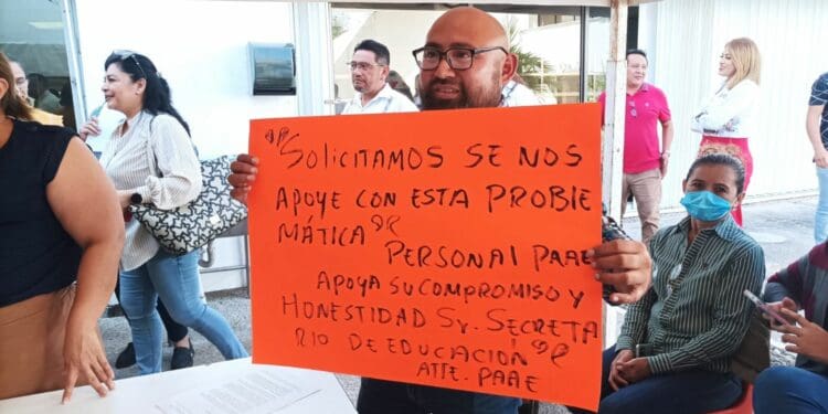 Trabajadores de la educación exigen pago por programa administrativo