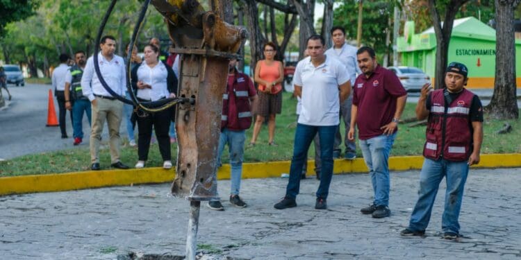 Sorprende la formación de un “socavón” en la avenida La Costa de Cancún
