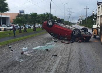 Vuelca automóvil en avenida Huayacán de Cancún; hay un lesionado