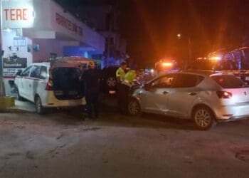 Automovilista ebrio choca contra taxi en Tulum