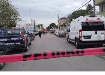 Rescatan a cuatro menores encerrados en un incendio en Playa del Carmen