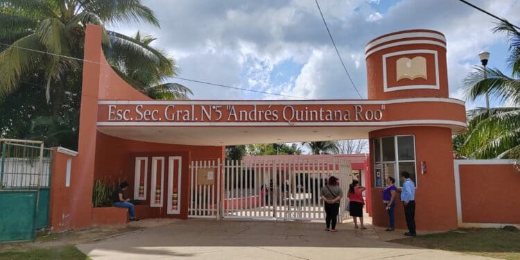 Recaban firmas para realizar operativo mochila en la secundaria Andrés Quintana Roo número 5