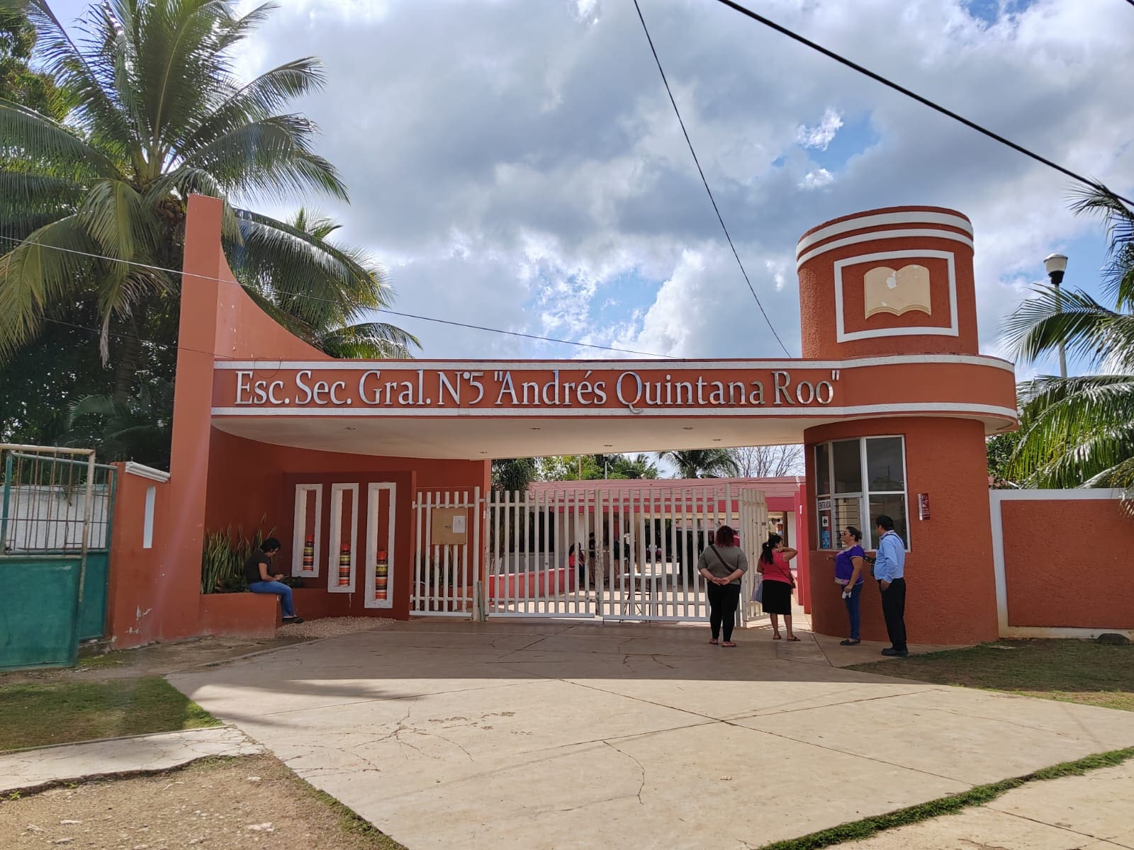 Recaban firmas para realizar operativo mochila en la secundaria Andrés Quintana Roo número 5