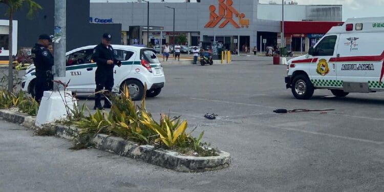 Balean a un hombre en el estacionamiento de la Multiplaza Arco Norte de Cancún