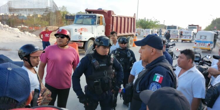 Bloquean tricitaxistas de Playa del Carmen obras del Tren Maya