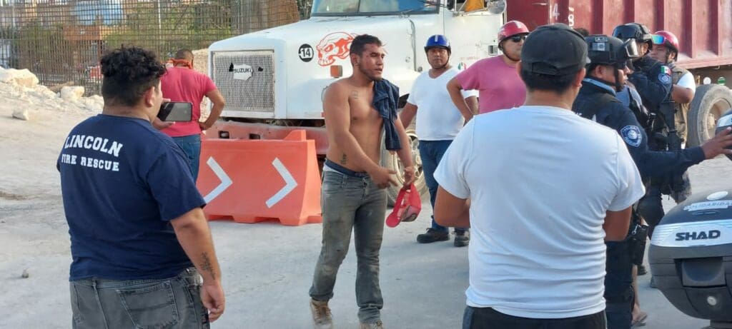 Bloquean tricitaxistas de Playa del Carmen obras del Tren Maya