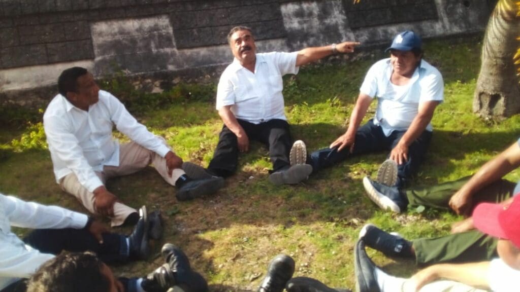 El regidor Marciano Toledo Sánchez, acompañado del Gran Consejo Maya, recibió las energías desde la pirámide de Chanolandia, réplica de Chichen Itza